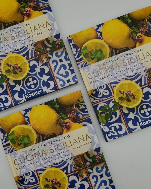 Mediterrane Lebensfreude für Zuhause 🍋

Die einzigartige Fusion von Aromen, die sizilianisches Essen zu bieten hat, bringt Autorin und Köchin Ursula Ferrigno nun mit Cucina Siciliana auf den heimischen Tisch. Ursula Ferrigno versammelt hier die Klassiker der sizilianischen Küche, angefangen bei Vorspeisen wie etwa arancini di riso oder gustoso olive nero. Ein knackiger insalata di tarocchi eignet sich perfekt für ein sommerliches Essen, ebenso wie leichte Suppen und Pasta-Spezialitäten. Es folgen köstliche Fleisch- und Fischrezepte sowie klassische Süßspeisen.
Hungrig geworden? Dann direkt bestellen! 😉

#koehlerbooks #cucinasiciliana #ursulaferrigno #kochbuch #sizilianischeküche #lebensfreude #rezepte