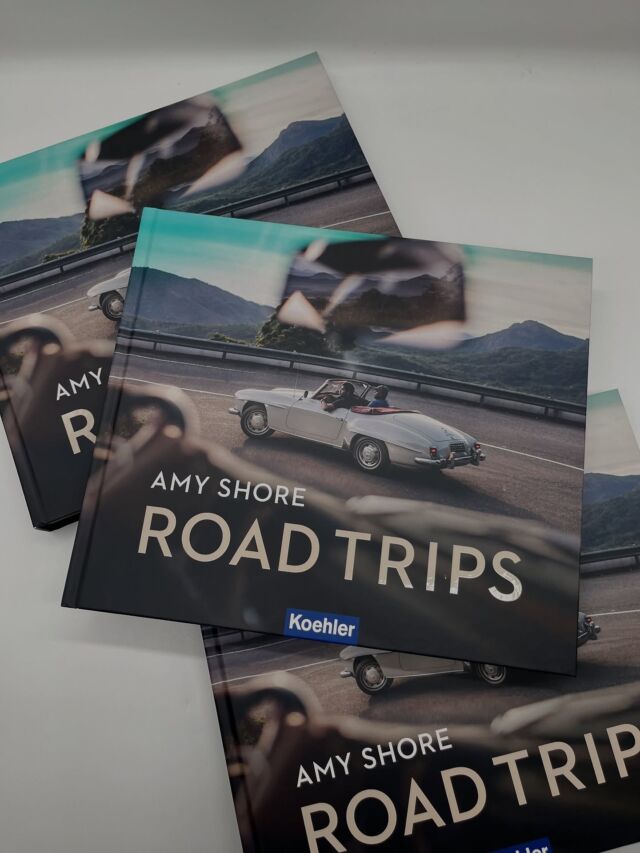 Ein Buch für Autoliebhaber🚗 

Die britische Autofotografin Amy Shore entführt uns in ihrem ersten Bildband auf unvergessliche Road Trips mit legendären Automarken wie BMW, Mini und Jaguar E-Type. In atemberaubenden, hochwertigen Farbfotografien und mit außergewöhnlichen Perspektiven zeigt sie die pure Freude am Fahren – eingebettet in spektakuläre Landschaften. 🌄

Dieses Coffeetable-Buch ist mehr als nur ein Fotoband: Es ist eine Einladung, eigene Glücksmomente auf der Straße zu erleben. Inspiriert von jeder Seite, macht es Lust, die Freiheit hinter dem Steuer zu spüren. 🗺️📸

Erhältlich in Deutsch/Englisch – jetzt direkt bei uns im Shop bestellen! 😍

#koehlerbooks #Neuerscheinung #RoadTrips #Bildband #AmyShore #JoyOfDriving #CarLovers #CoffeeTableBook #BMW #Mini #JaguarEType
#Autofotografie #jetzterhältlich