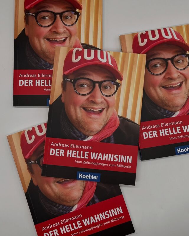 Der Helle Wahnsinn von Andreas Ellermann! 📕

Laut, lustig, direkt und alles andere als langweilig – das ist Andreas Ellermann! In seiner brandneuen Autobiografie nimmt uns der Entertainer mit auf eine außergewöhnliche Reise durch sein Leben. Von den ersten Schritten als Zeitungsjunge im Hamburger Umland, über wilde Schlager-Touren in den Nachwende-Jahren, bis hin zu seinem Aufstieg als Immobilienmillionär – alles wird mit ungeschönter Ehrlichkeit und Humor erzählt. Er verrät auch die schmerzhaften Momente seines Lebens – von Hang zum Alkohol bis zu seiner größten Liebe. ❤️

Dieses Buch ist mehr als nur eine Biografie – es ist ein Spiegelbild von 60 Jahren voller Wahnsinn, Höhen und Tiefen! 💥

Sichert euch jetzt eure Ausgabe und erlebt die Geschichte von Andreas Ellermann hautnah! Nur bei uns im Shop! 💻

#KoehlerBooks #DerHelleWahnsinn #AndreasEllermann #Autobiografie #Schlager #Unternehmer #Radio #LebenAmLimit #Ehrlichkeit #LebenOhneFilter #LesungHamburg #Europapassage #JetztBestellen